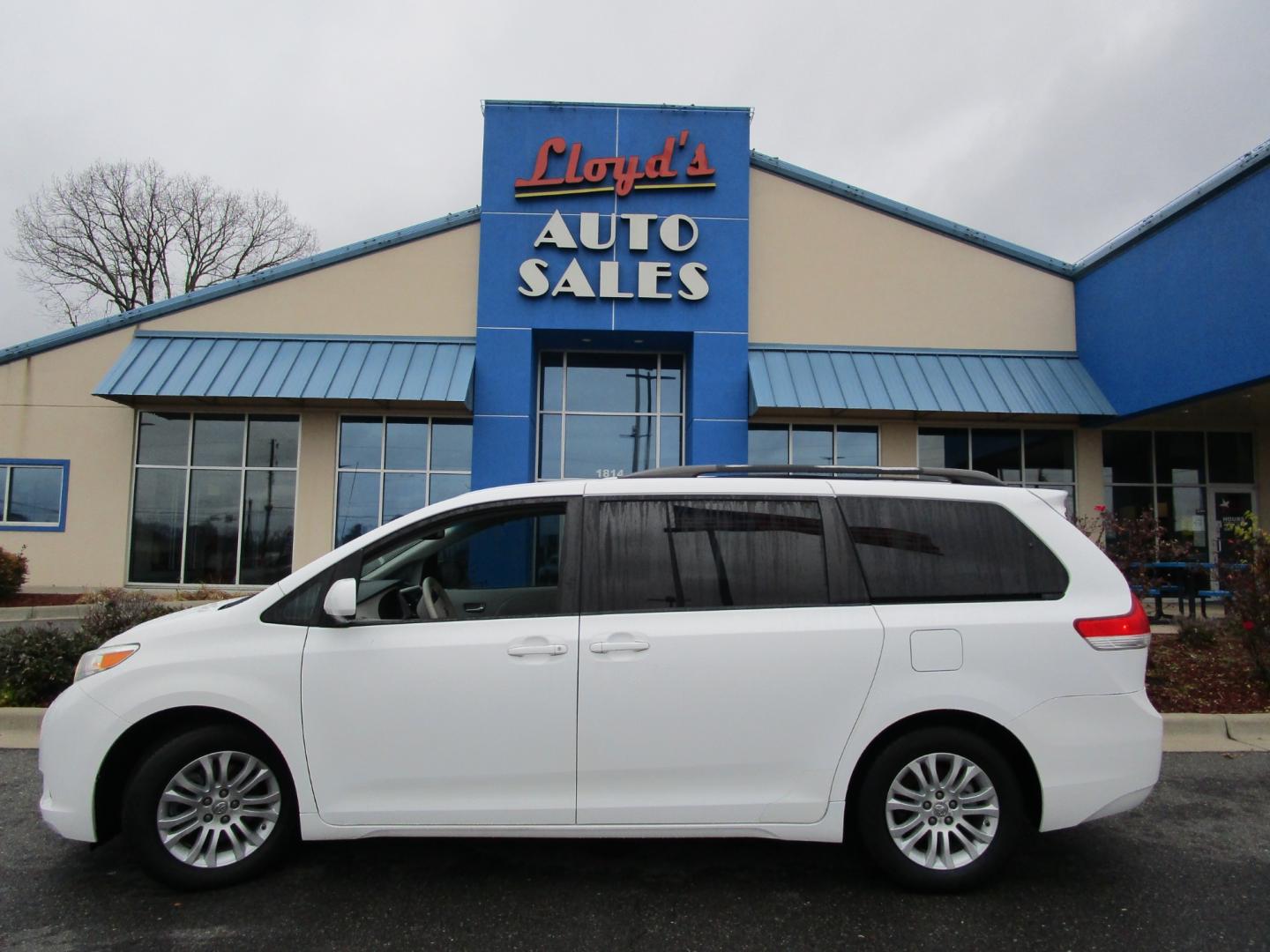 2011 WHITE /GRAY LEATHER Toyota Sienna Limited 7-Pass V6 (5TDYK3DC2BS) with an 3.5L V6 EFI DOHC 24V engine, 5-Speed Automatic transmission, located at 1814 Albert Pike Road, Hot Springs, AR, 71913, (501) 623-1717, 34.494228, -93.094070 - Photo#0